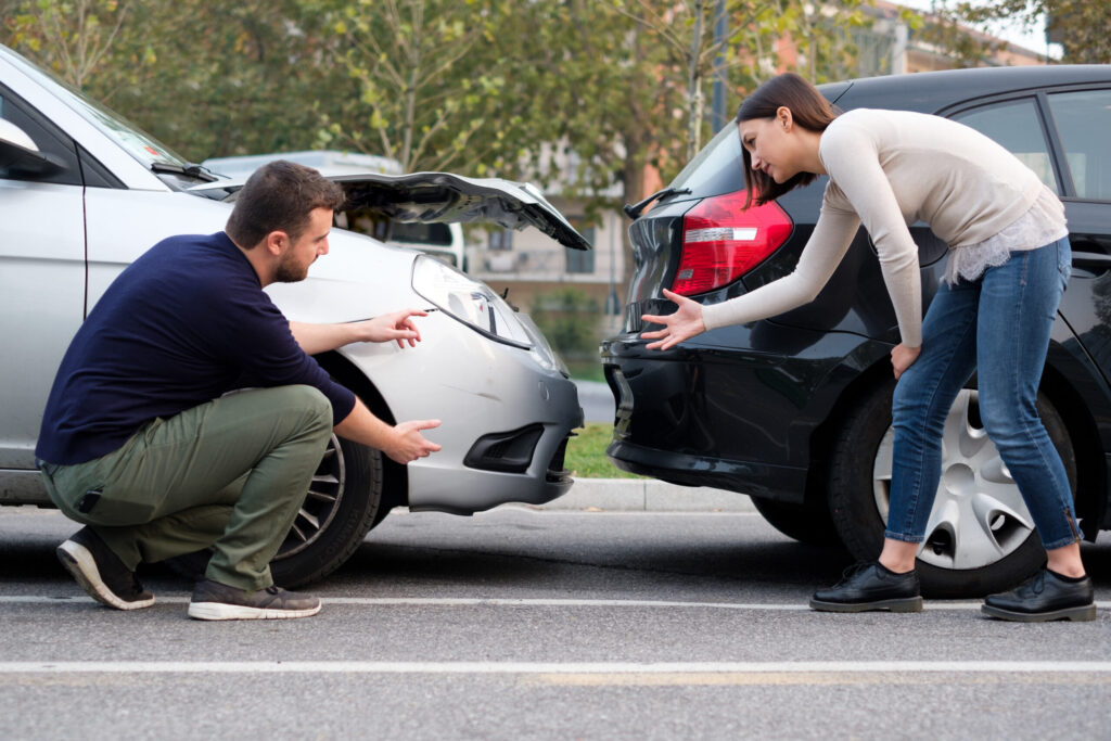 people,arguing,after,a,car,crash,and,trying,to,find